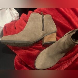 Blondo valli waterproof suede tan booties 8.5 block heel